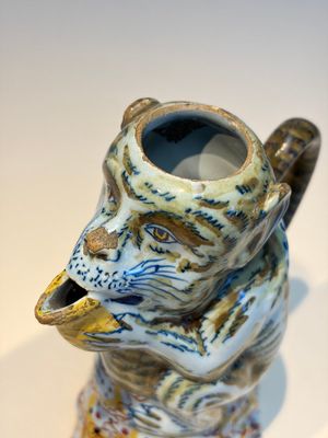 A pair of polychrome Dutch Delft monkey ewers and covers, 18th C. — 照片 19