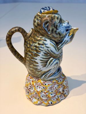 A pair of polychrome Dutch Delft monkey ewers and covers, 18th C. — 照片 20
