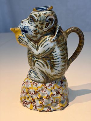 A pair of polychrome Dutch Delft monkey ewers and covers, 18th C. — 照片 2