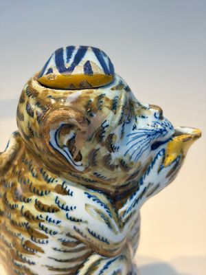 A pair of polychrome Dutch Delft monkey ewers and covers, 18th C. — 照片 21