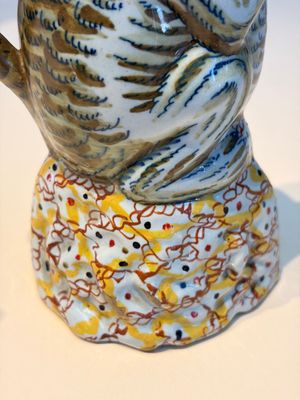A pair of polychrome Dutch Delft monkey ewers and covers, 18th C. — 照片 23