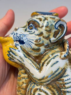 A pair of polychrome Dutch Delft monkey ewers and covers, 18th C. — 照片 3