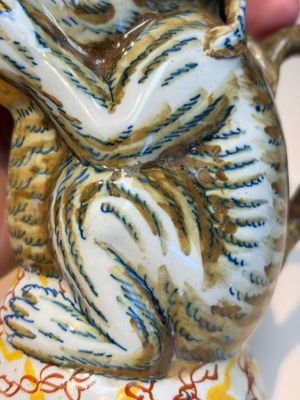 A pair of polychrome Dutch Delft monkey ewers and covers, 18th C. — 照片 4