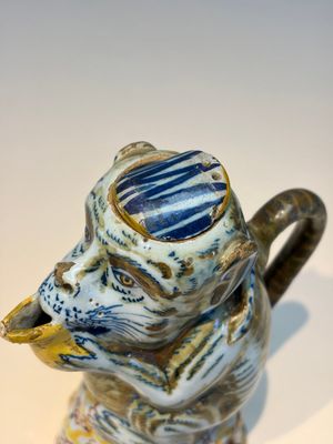 A pair of polychrome Dutch Delft monkey ewers and covers, 18th C. — 照片 7