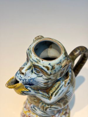 A pair of polychrome Dutch Delft monkey ewers and covers, 18th C. — 照片 8