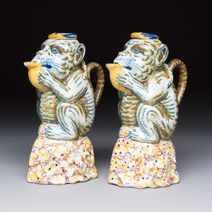 A pair of polychrome Dutch Delft monkey ewers and covers, 18th C. — 照片 1