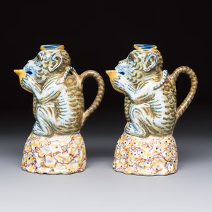 A pair of polychrome Dutch Delft monkey ewers and covers, 18th C. — 照片 2