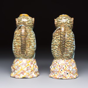 A pair of polychrome Dutch Delft monkey ewers and covers, 18th C. — 照片 3