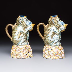A pair of polychrome Dutch Delft monkey ewers and covers, 18th C. — 照片 4