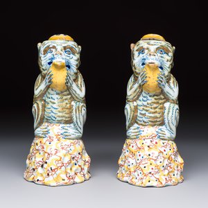 A pair of polychrome Dutch Delft monkey ewers and covers, 18th C. — 照片 5