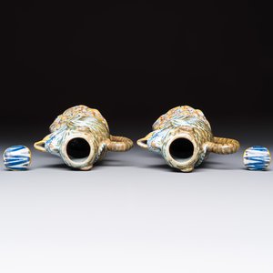 A pair of polychrome Dutch Delft monkey ewers and covers, 18th C. — 照片 6