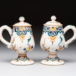 A pair of polychrome Dutch Delft mustard jars and covers, 18th C. — 照片 1