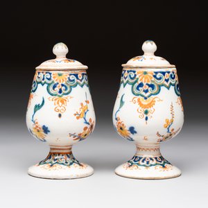 A pair of polychrome Dutch Delft mustard jars and covers, 18th C. — 照片 2