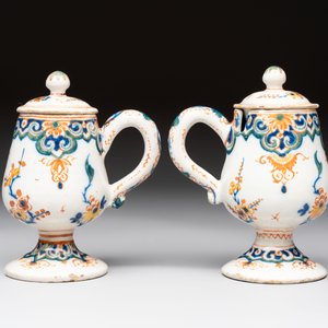 A pair of polychrome Dutch Delft mustard jars and covers, 18th C. — 照片 3