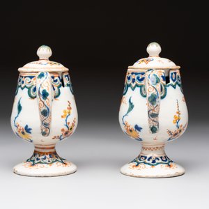 A pair of polychrome Dutch Delft mustard jars and covers, 18th C. — 照片 4