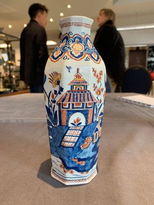 A pair of polychrome Dutch Delft octagonal chinoiserie vases, 18th C. — photo 1
