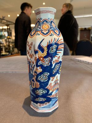 A pair of polychrome Dutch Delft octagonal chinoiserie vases, 18th C. — photo 2