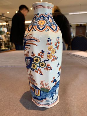 A pair of polychrome Dutch Delft octagonal chinoiserie vases, 18th C. — photo 3