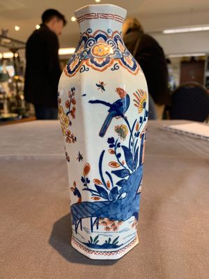 A pair of polychrome Dutch Delft octagonal chinoiserie vases, 18th C. — photo 4
