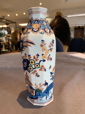 A pair of polychrome Dutch Delft octagonal chinoiserie vases, 18th C. — photo 8