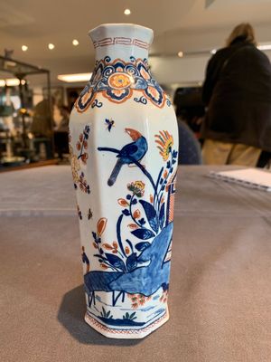 A pair of polychrome Dutch Delft octagonal chinoiserie vases, 18th C. — photo 9