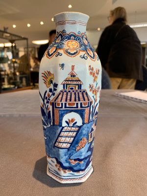 A pair of polychrome Dutch Delft octagonal chinoiserie vases, 18th C. — photo 10