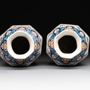 A pair of polychrome Dutch Delft octagonal chinoiserie vases, 18th C. — photo 5