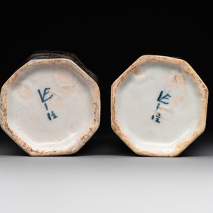 A pair of polychrome Dutch Delft octagonal chinoiserie vases, 18th C. — photo 6