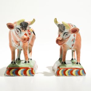 A pair of polychrome Dutch Delft petit feu cows on bases, 18th C. — 照片 3