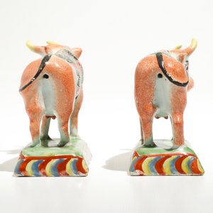 A pair of polychrome Dutch Delft petit feu cows on bases, 18th C. — 照片 5