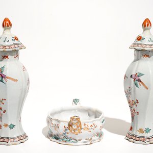 A pair of polychrome Dutch Delft petit feu Kakiemon style vases and a butter tub, 18th C. — 照片 2