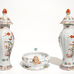 A pair of polychrome Dutch Delft petit feu Kakiemon style vases and a butter tub, 18th C. — 照片 4