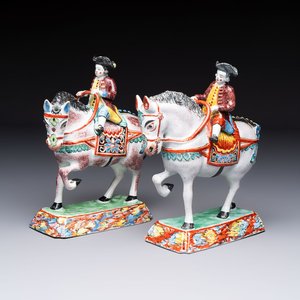 A pair of polychrome Dutch Delft petit feu models of horses with riders, 18th C. — 照片 1