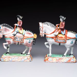 A pair of polychrome Dutch Delft petit feu models of horses with riders, 18th C. — 照片 2