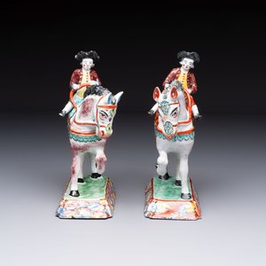 A pair of polychrome Dutch Delft petit feu models of horses with riders, 18th C. — 照片 5