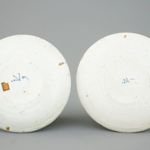 A pair of polychrome Dutch Delft plates, 18th C. — photo 2