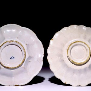 A pair of polychrome Dutch Delft plates with portraits of William and Mary, 17th C. — photo 2