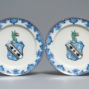 A pair of polychrome Dutch Delft plates with the arms of Webster, 18th C. — 照片 1
