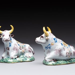 A pair of polychrome Dutch Delft reclining cows, 18th C. — photo 1