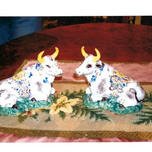 A pair of polychrome Dutch Delft reclining cows, 18th C. — photo 11