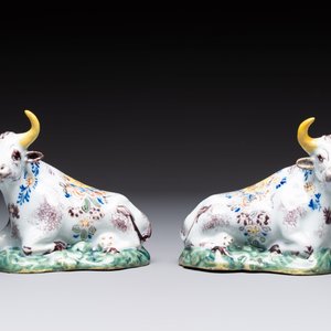 A pair of polychrome Dutch Delft reclining cows, 18th C. — photo 2