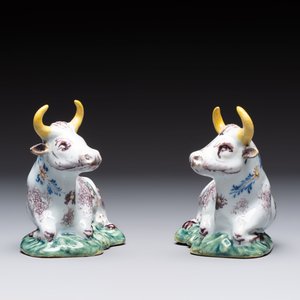 A pair of polychrome Dutch Delft reclining cows, 18th C. — photo 3