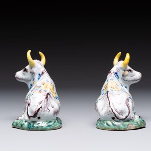A pair of polychrome Dutch Delft reclining cows, 18th C. — photo 5