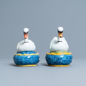 A pair of polychrome Dutch Delft 'swan' butter tubs and covers, 18th C. — 照片 3