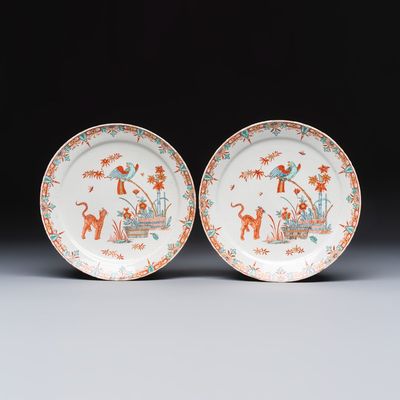 A pair of doré Kakiemon-style Dutch Delft plates with a parrot and tiger, early 18th C.