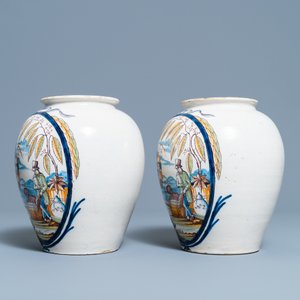 A pair of polychrome Dutch Delft tobacco jars with a merchant and a slave, late 18th C. — 照片 3