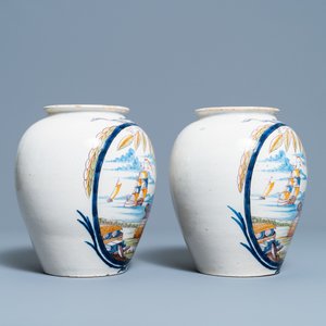 A pair of polychrome Dutch Delft tobacco jars with a merchant and a slave, late 18th C. — 照片 5