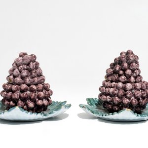 A pair of polychrome Dutch Delft tureens modelled as grapes, 18th C. — photo 3