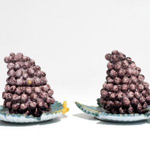 A pair of polychrome Dutch Delft tureens modelled as grapes, 18th C. — photo 4