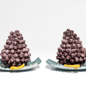 A pair of polychrome Dutch Delft tureens modelled as grapes, 18th C. — photo 5